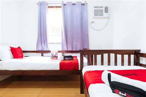 RedDoorz near Robinsons Place Manila.